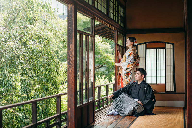 2階の窓際で自然光を活かして