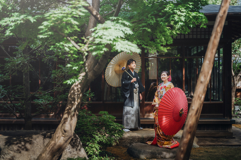 お庭で番傘を使って