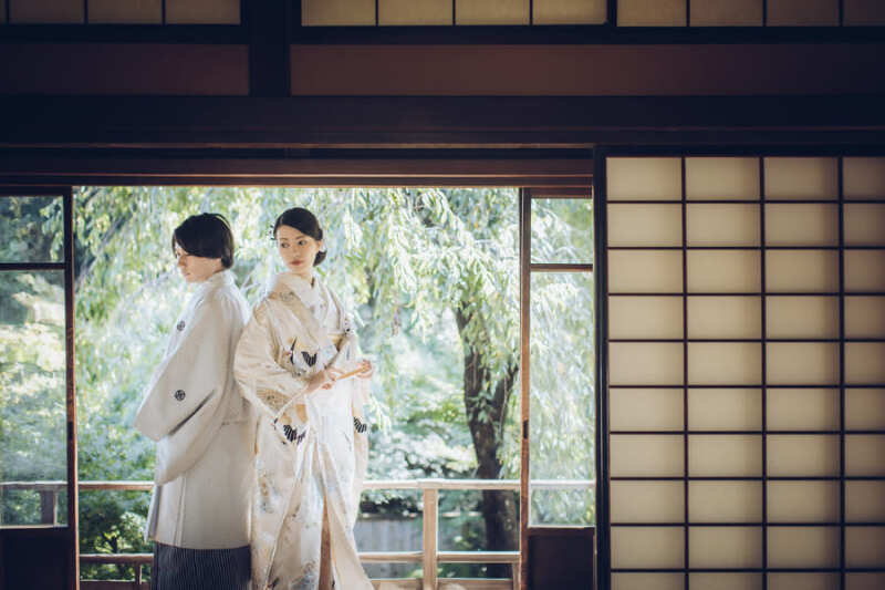 背中合わせでも