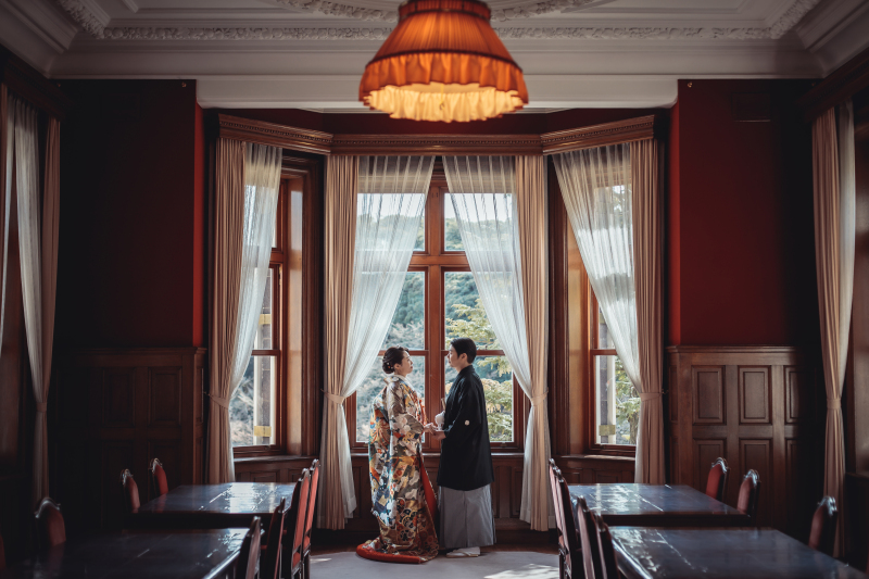 14:26 美しいランプが印象的な部屋で