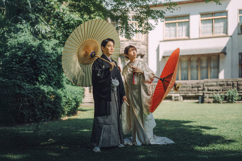 お庭で番傘を使って