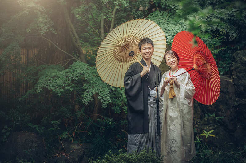 お庭で番傘を使って