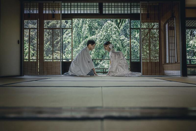 向かい合って正座の写真も!