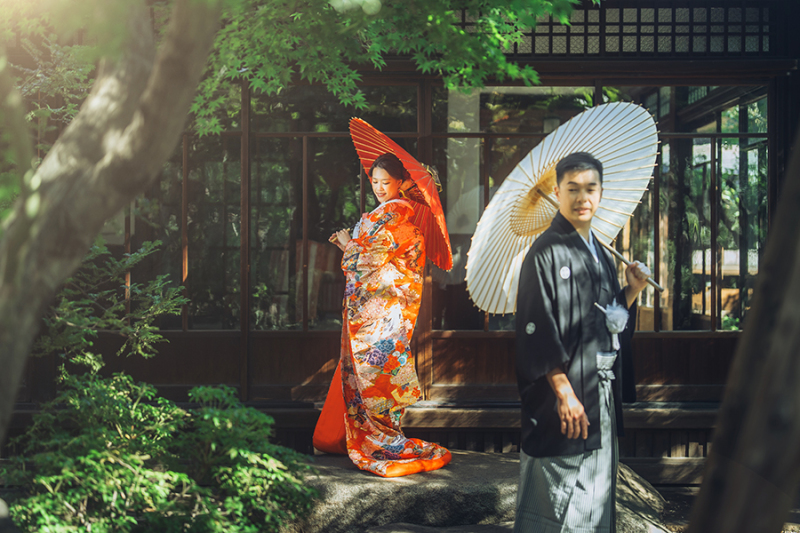 お庭で番傘を使って