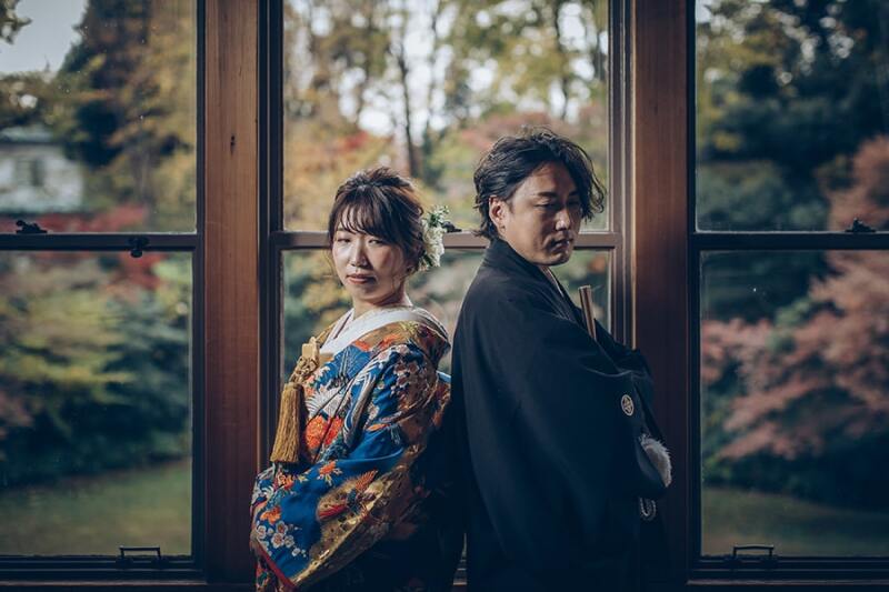 背中合わせでクールな雰囲気で