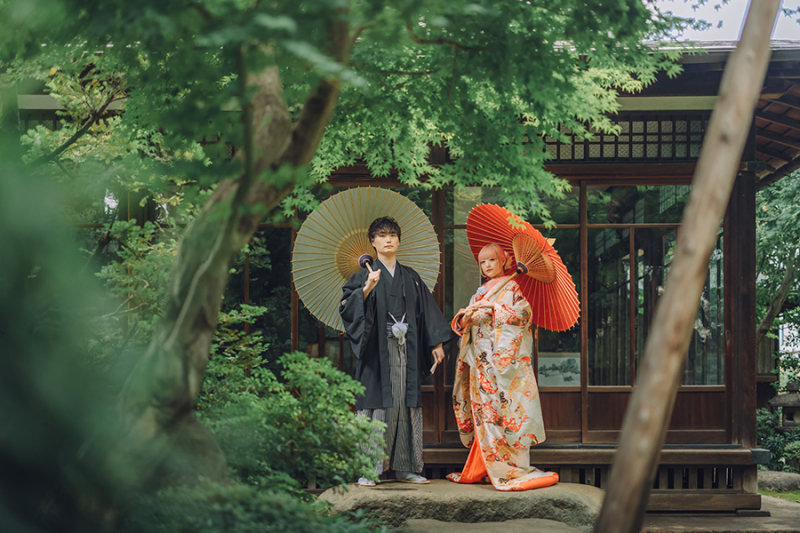 お庭で番傘を使って