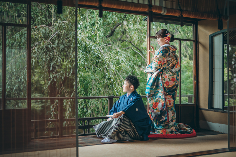 2階の窓際で自然光を活かして