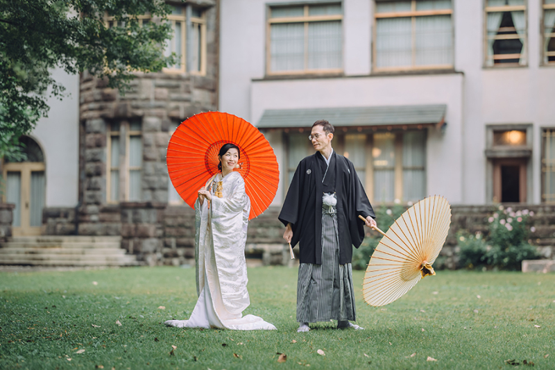 お庭で番傘を使って