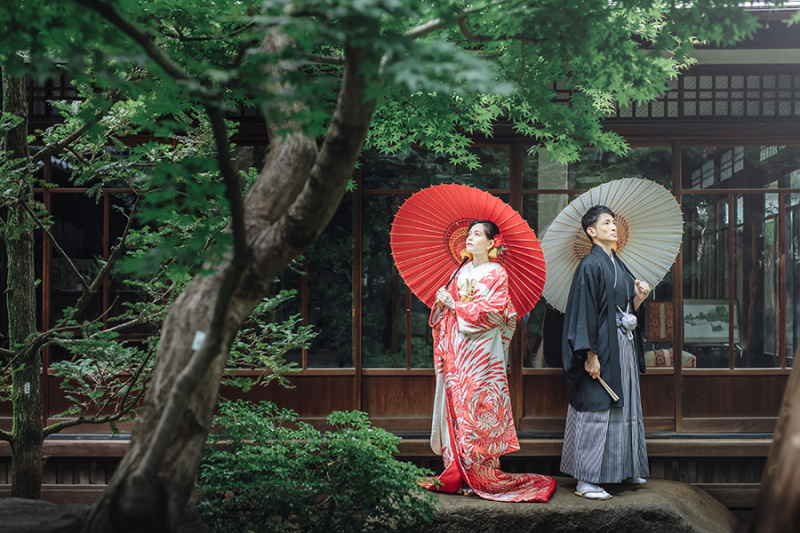 お庭で番傘を使って