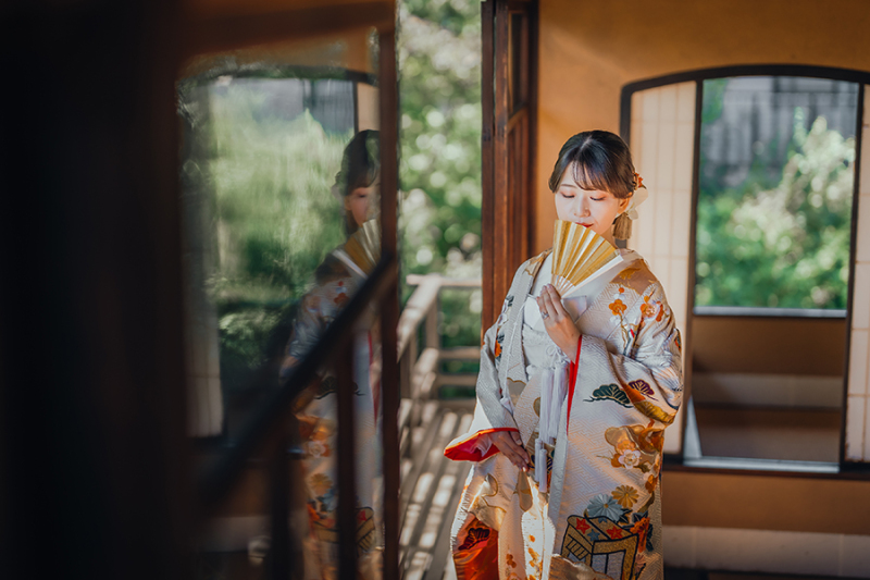 2階の窓際で自然光を活かして