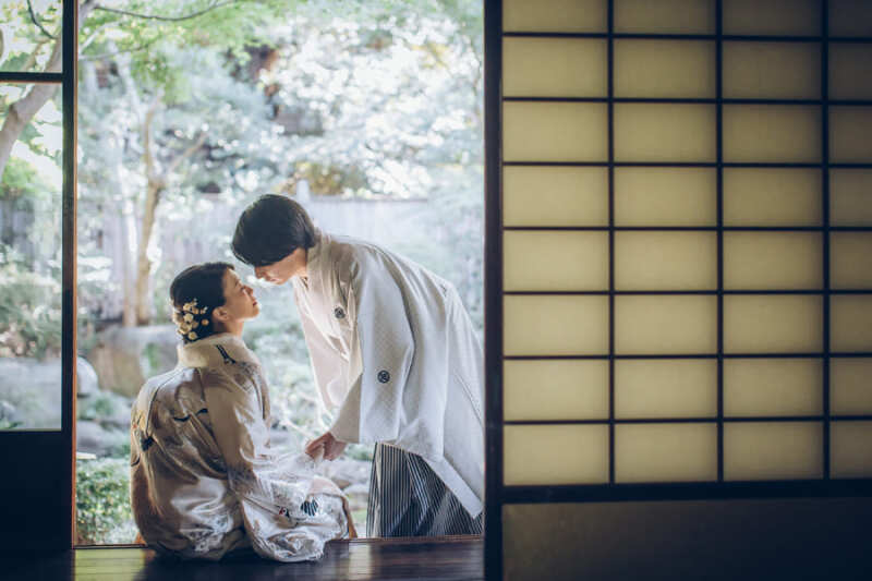 縁側に腰掛けて、まるで映画のワンシーン?!