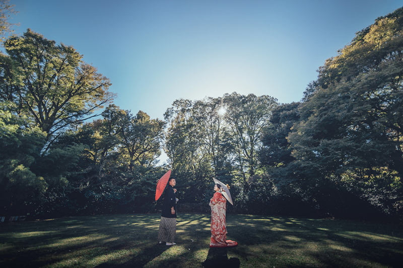 お庭で番傘を使って