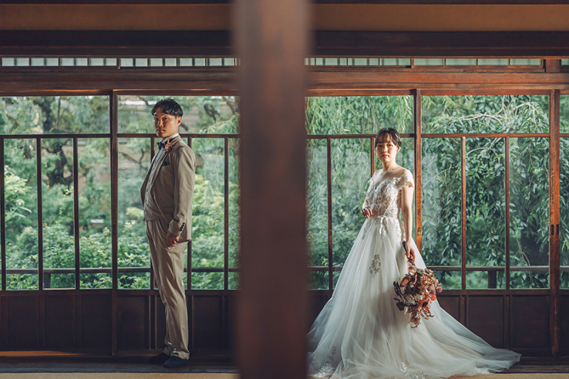 窓際で自然光を活かして