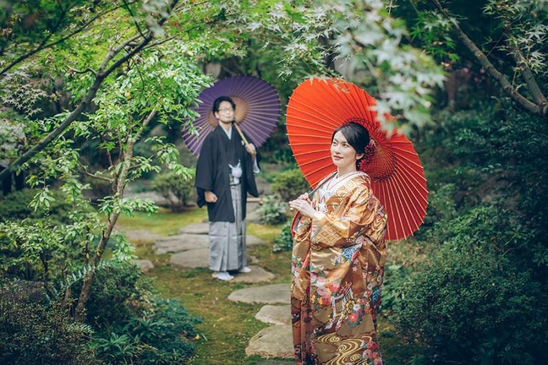 自然の中の赤い番傘が素敵