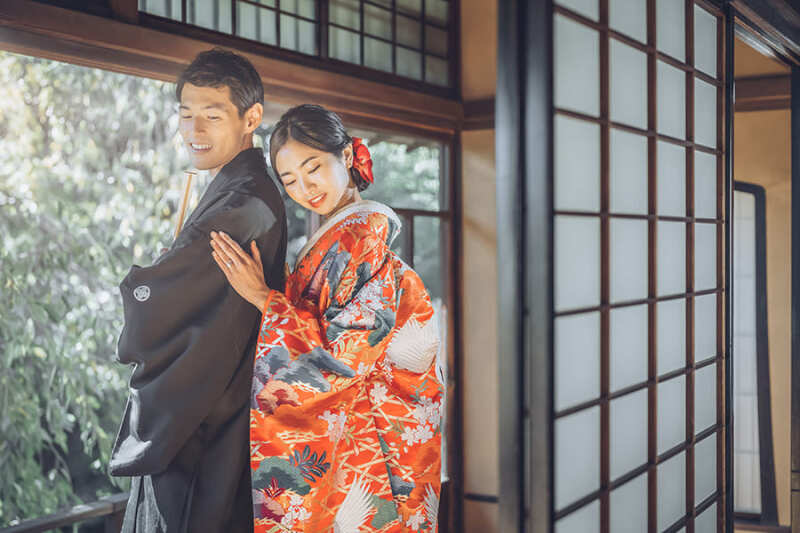 2階の窓際で自然光を活かして