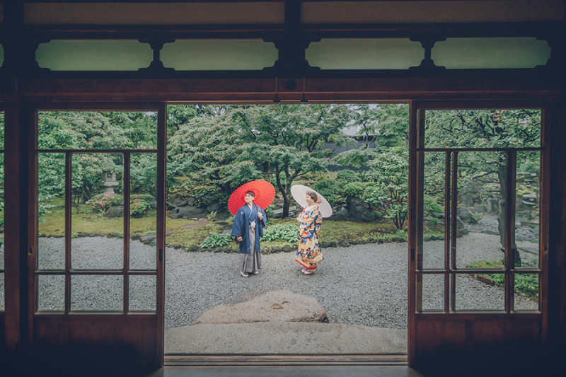 お庭で番傘を使って