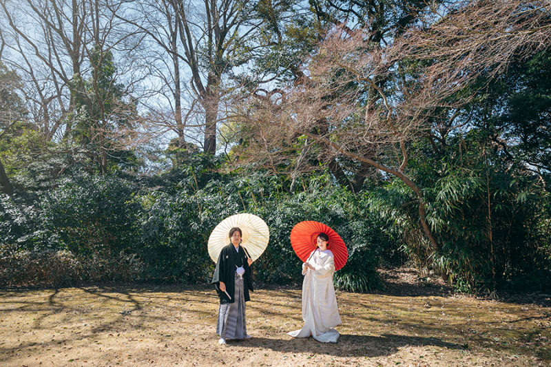 お庭で番傘を使って