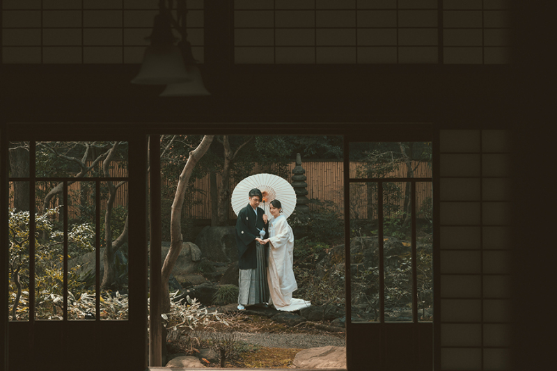 お庭で番傘を使って