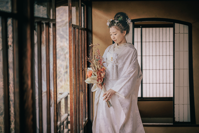 2階の窓際で自然光を活かして