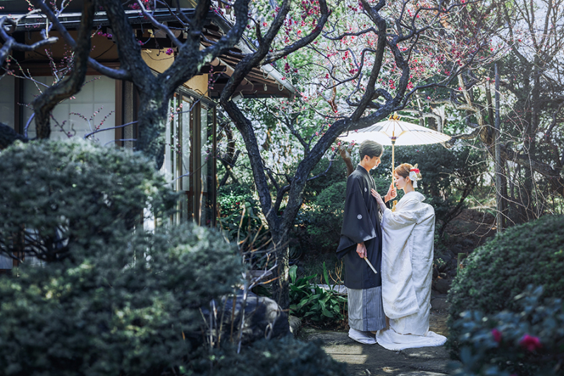 お庭で番傘を使って