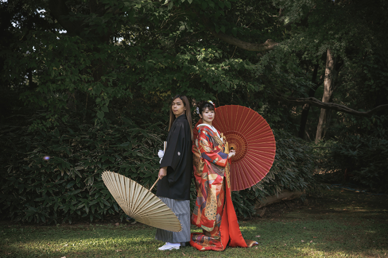 お庭で番傘を使って