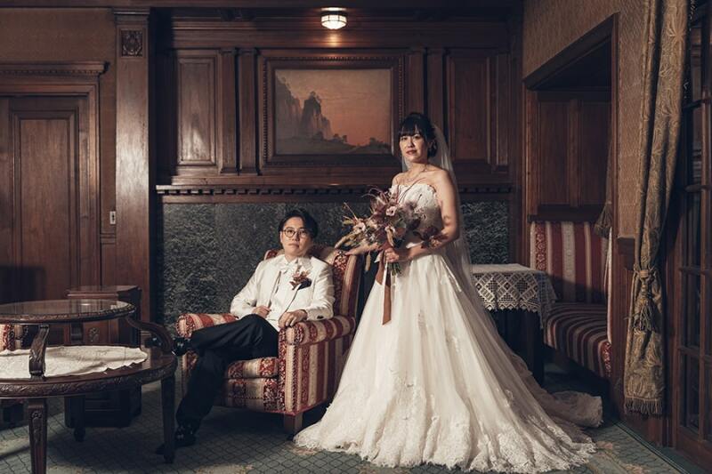 衣装チェンジをして洋室で