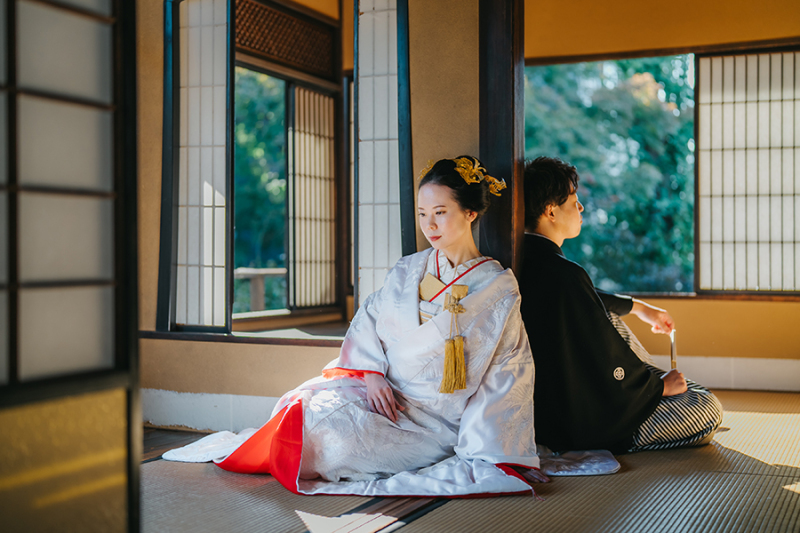 窓際で自然光を活かして