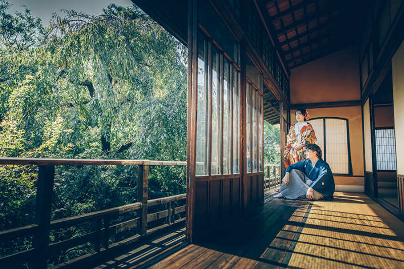 2階の窓際で自然光を活かして