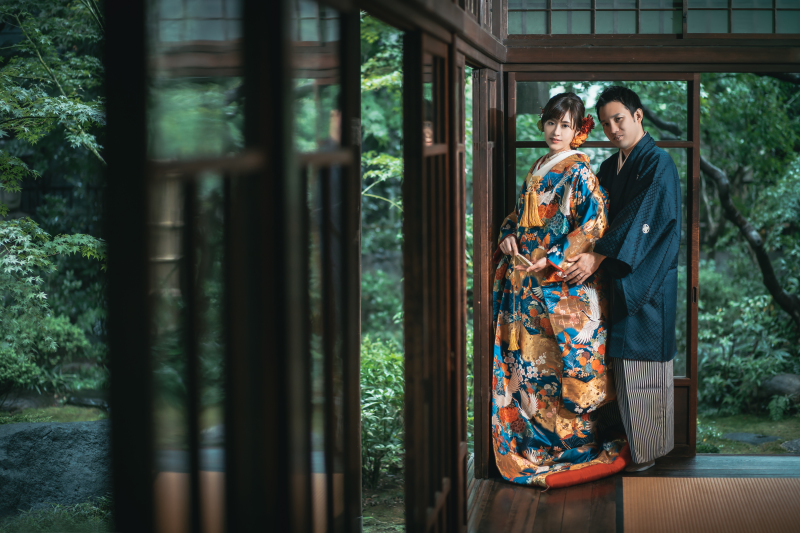 外の深い緑と鮮やかな着物で