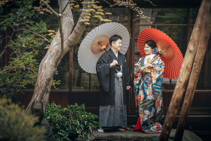 お庭で番傘を使って