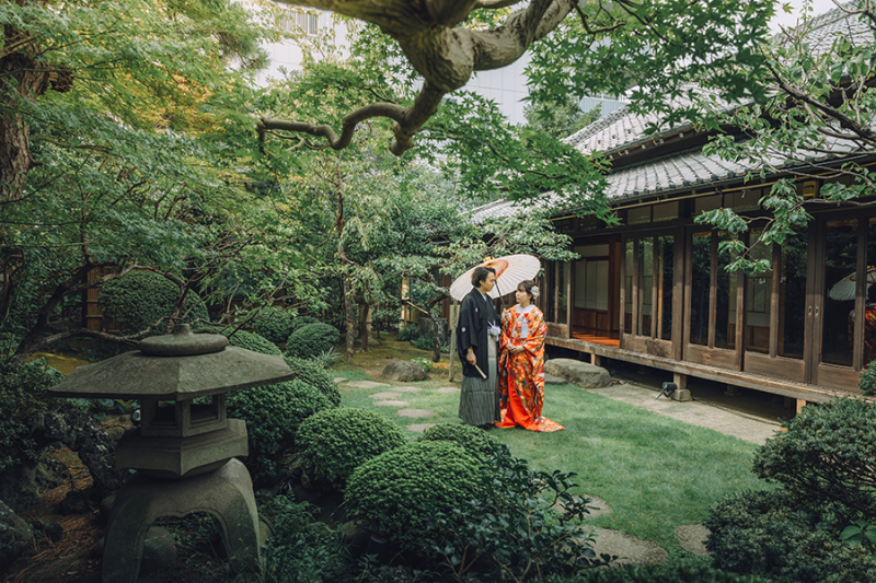 お庭で番傘を使って