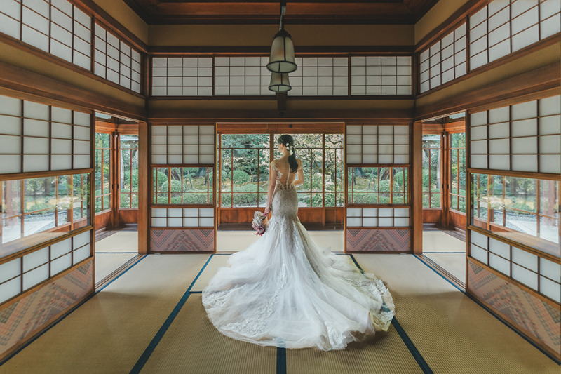 窓際で自然光を活かして