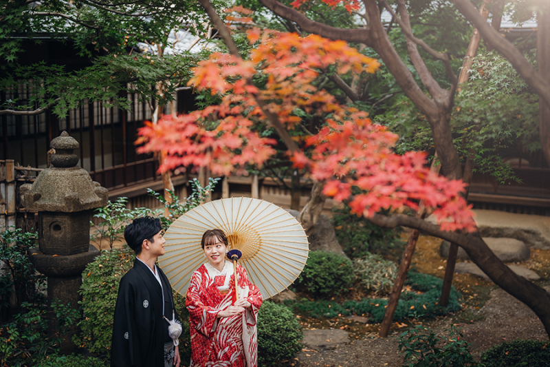 お庭で番傘を使って