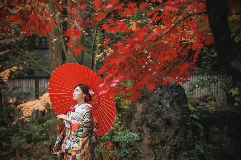 真っ赤な景色に囲まれたご新婦様