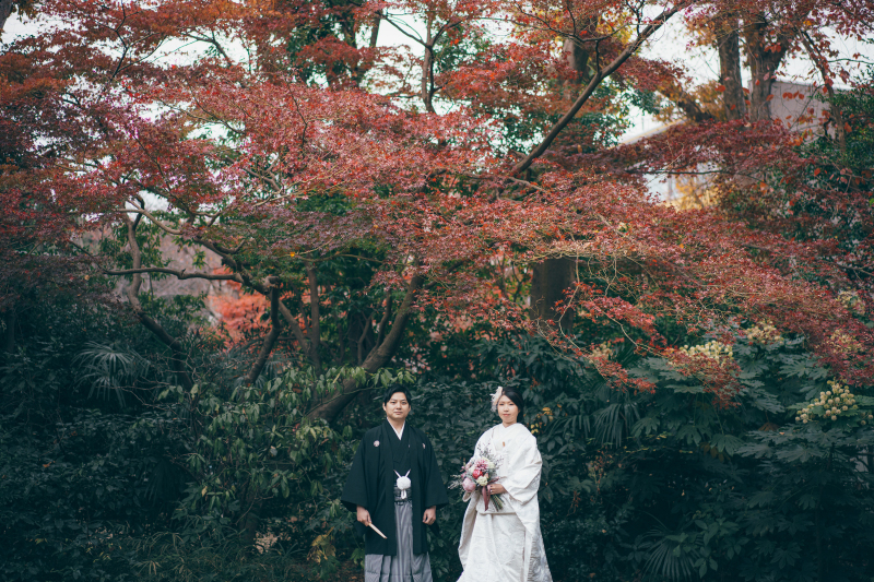 お庭で紅葉と一緒に