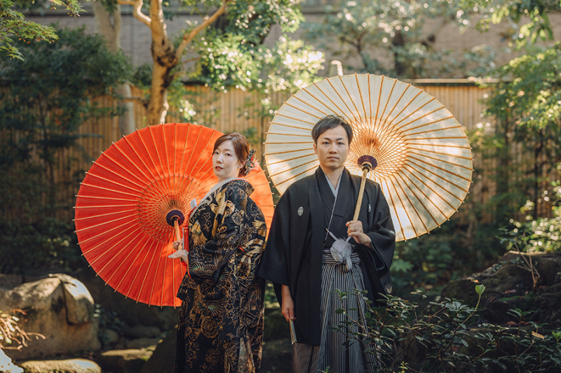 お庭で番傘を使って