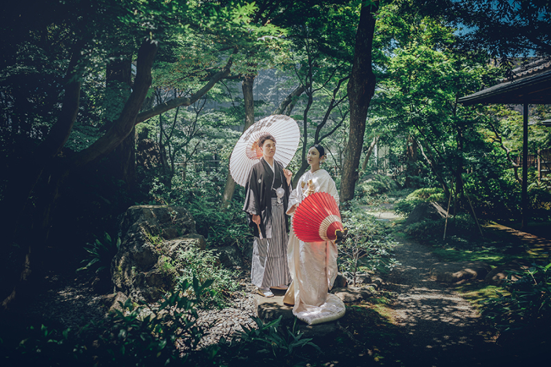 お庭で番傘を使って