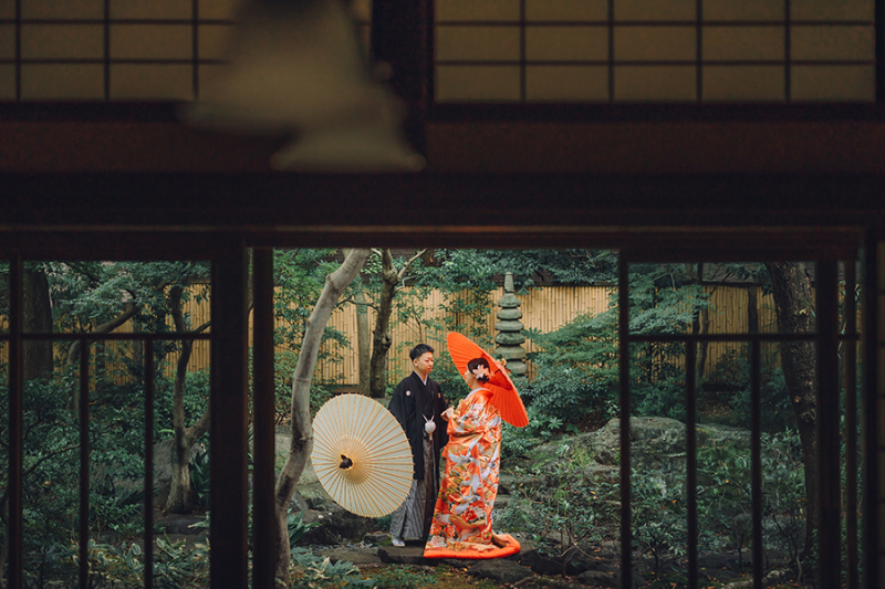 お庭で番傘を使って