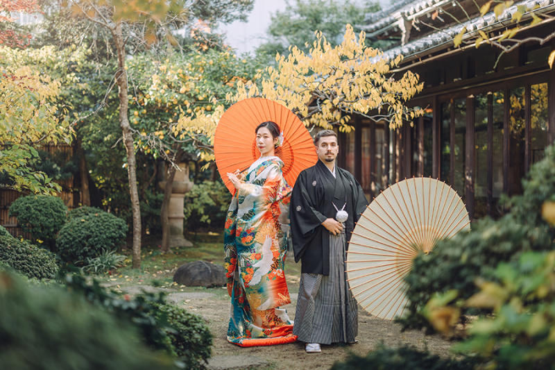 お庭で番傘を使って