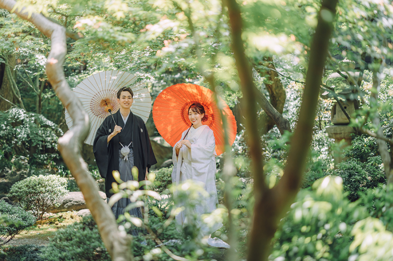 お庭で番傘を使って