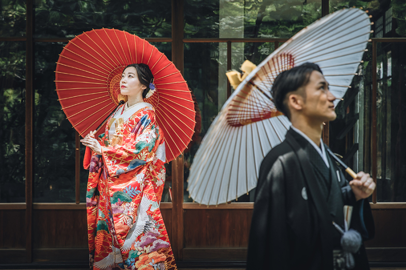 お庭で番傘を使って