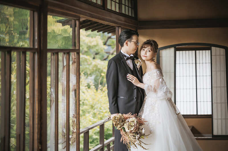 2階の窓際で自然光を活かして