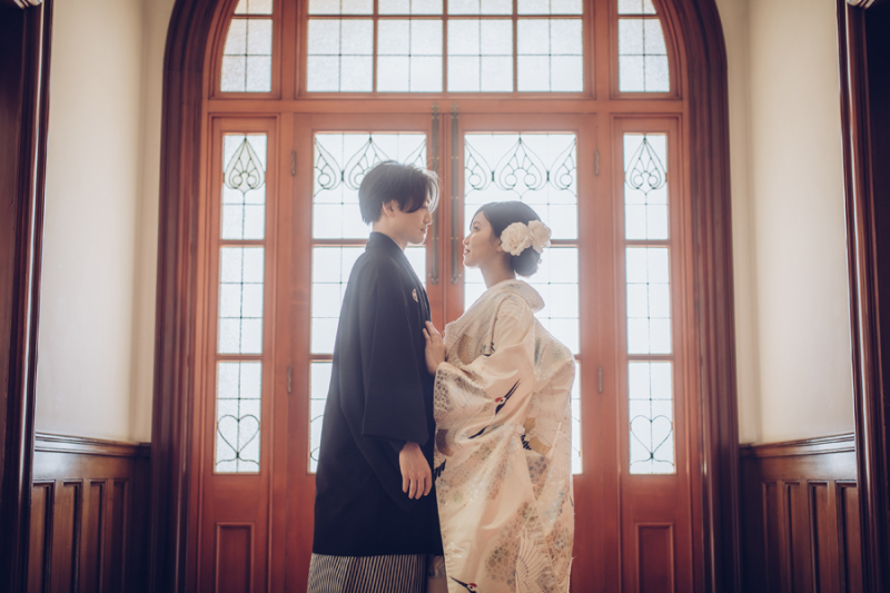 華やかな扉の前でも