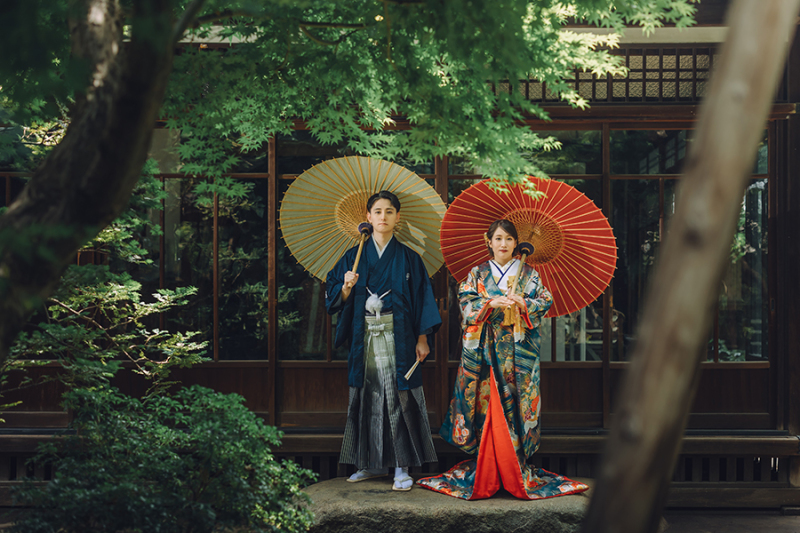 お庭で番傘を使って