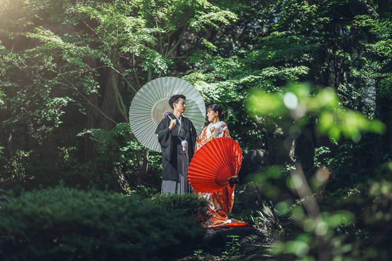 お庭で番傘を使って