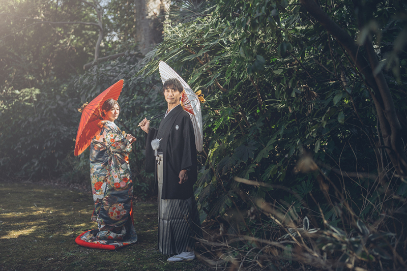 お庭で番傘を使って