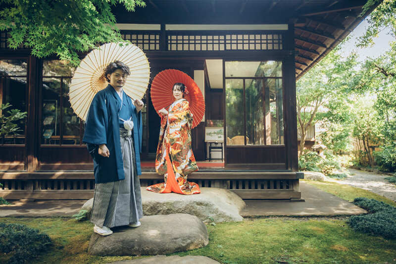 お庭で番傘を使って