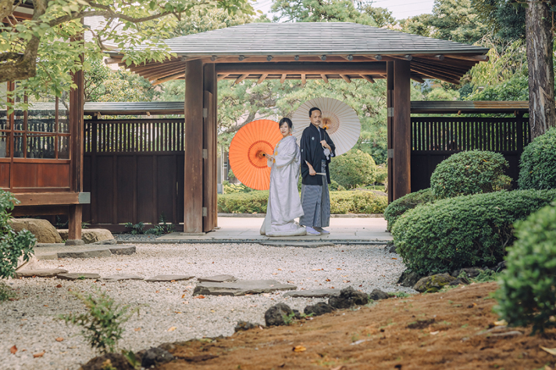 お庭で番傘を使って