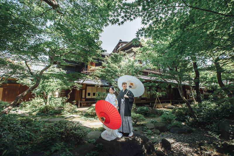 お庭で番傘を使って