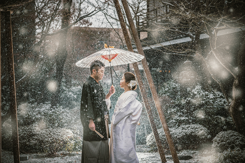 お庭で番傘を使って